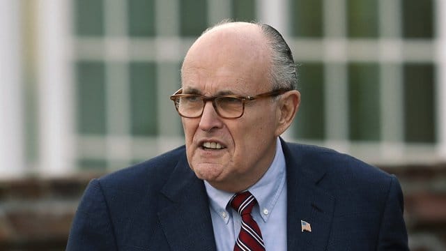 Rudolf Giuliani soll als persönlicher Gesandter Trumps an offiziellen Kanälen vorbei Gespräche mit der Ukraine geführt haben, um Ermittlungen gegen Trumps Konkurrenten Joe Biden anzustoßen. Rudolf Giuliani soll als persönlicher Gesandter Trumps an offiziellen Kanälen vorbei Gespräche mit der Ukraine geführt haben, um Ermittlungen gegen Trumps Konkurrenten Joe Biden anzustoßen.