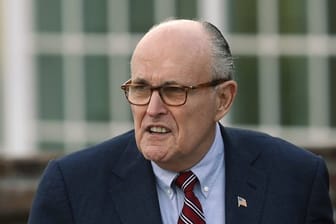 Rudolf Giuliani soll als persönlicher Gesandter Trumps an offiziellen Kanälen vorbei Gespräche mit der Ukraine geführt haben, um Ermittlungen gegen Trumps Konkurrenten Joe Biden anzustoßen.