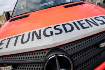 Ein Rettungswagen (Symbolfoto): Auf der A4 in Sachsen ist ein Lkw-Fahrer gestorben.