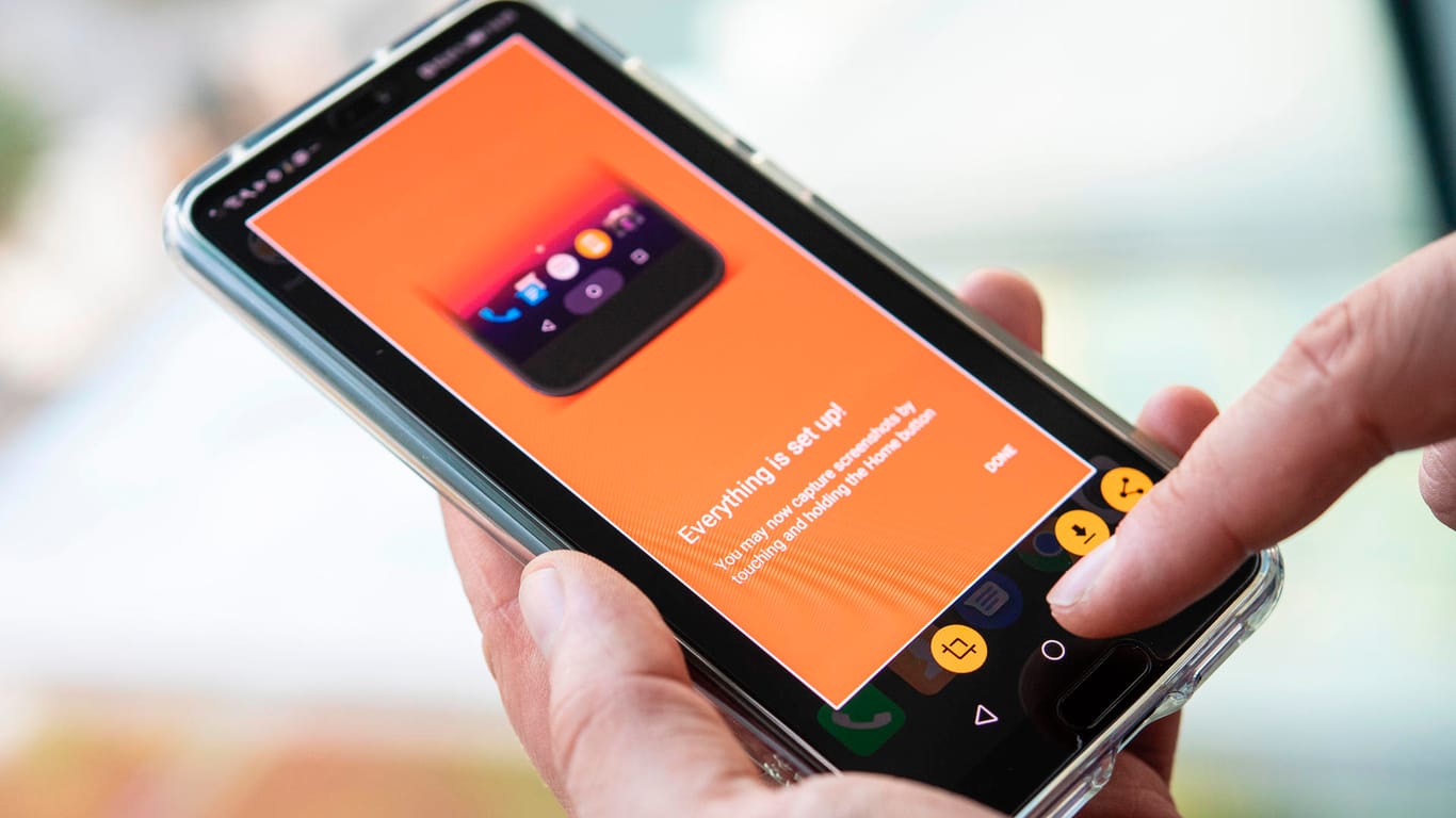 Ein Nutzer bedient die App "Screenshot Assistant" für Android: Das Programm erleichtert Smartphone-Nutzern das Erstellen von Bildschirmfotos.