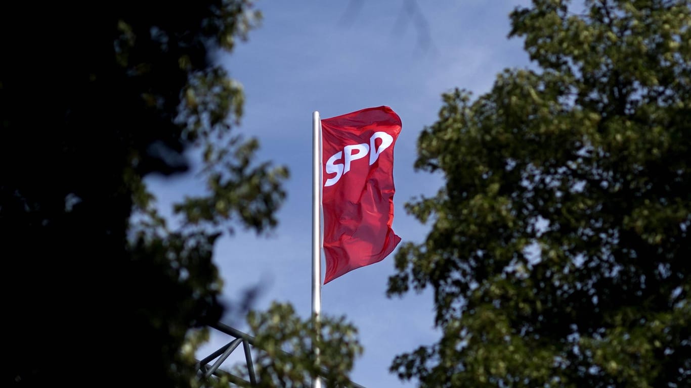 Rote Fahne der SPD im Wind (Symbolfoto): Der konservative Seeheimer Kreis hat ein Konzept für eine Steuerreform vorgestellt.