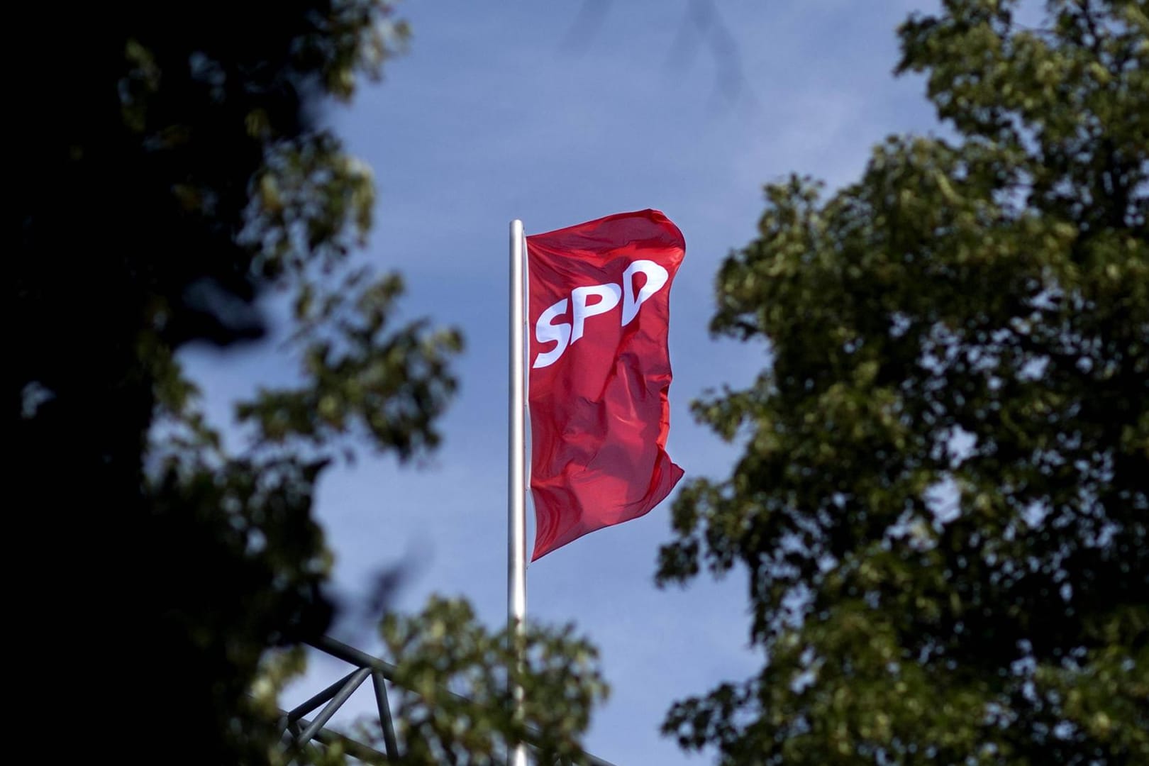 Rote Fahne der SPD im Wind (Symbolfoto): Der konservative Seeheimer Kreis hat ein Konzept für eine Steuerreform vorgestellt.