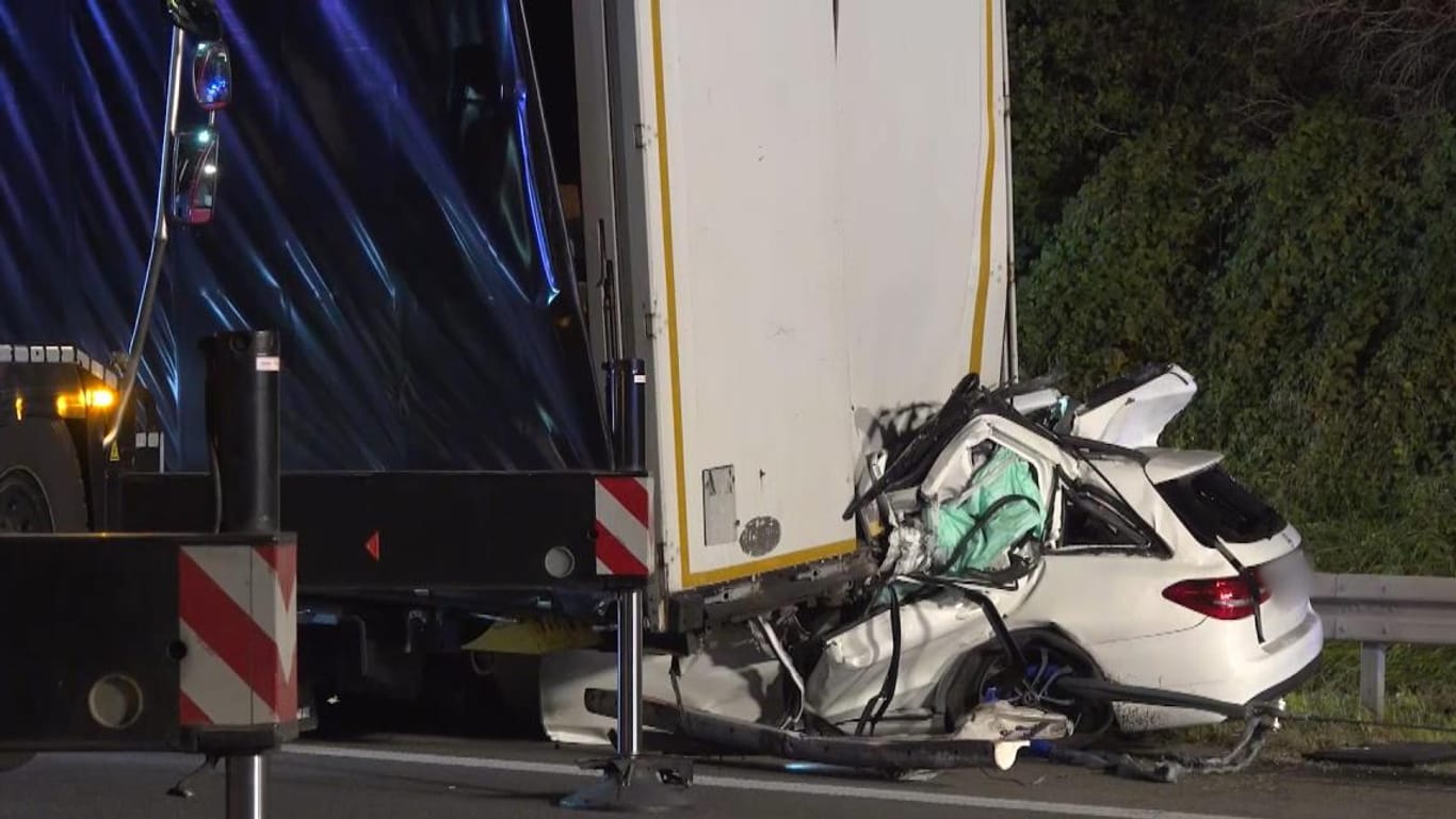 Der Wagen wurde unter dem Lkw eingeklemmt: Ein 39-Jähriger ist auf der A8 tödlich verunglückt.