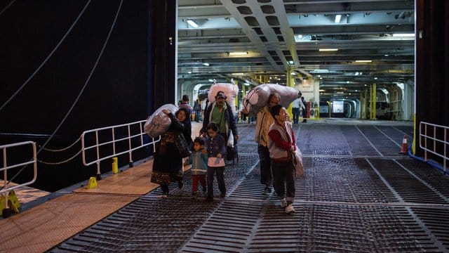 Hafen von Piräus: Die griechischen Behörden brachten rund 300 Flüchtlinge und Migranten von der Insel Lesbos in Lager auf dem griechischen Festland. Hafen von Piräus: Die griechischen Behörden brachten rund 300 Flüchtlinge und Migranten von der Insel Lesbos in Lager auf dem griechischen Festland.