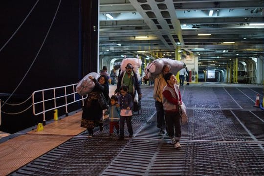 Hafen von Piräus: Die griechischen Behörden brachten rund 300 Flüchtlinge und Migranten von der Insel Lesbos in Lager auf dem griechischen Festland.