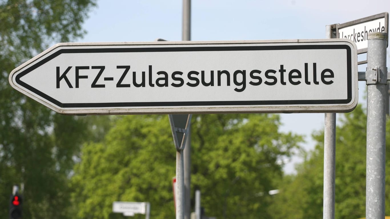 Hinweisschild zeigt die Richtung zur KFZ Zulassungsstelle: Die Kfz-Zulassung per Mausklick soll den Behördengang zukünftig sparen.