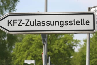 Hinweisschild zeigt die Richtung zur KFZ Zulassungsstelle: Die Kfz-Zulassung per Mausklick soll den Behördengang zukünftig sparen.