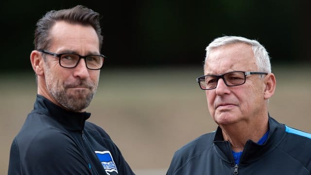 Hertha-Manager Michael Preetz (l) und Präsident Werner Gegenbauer waren auch an Bord des Flugzeugs.