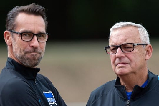 Hertha-Manager Michael Preetz (l) und Präsident Werner Gegenbauer waren auch an Bord des Flugzeugs.