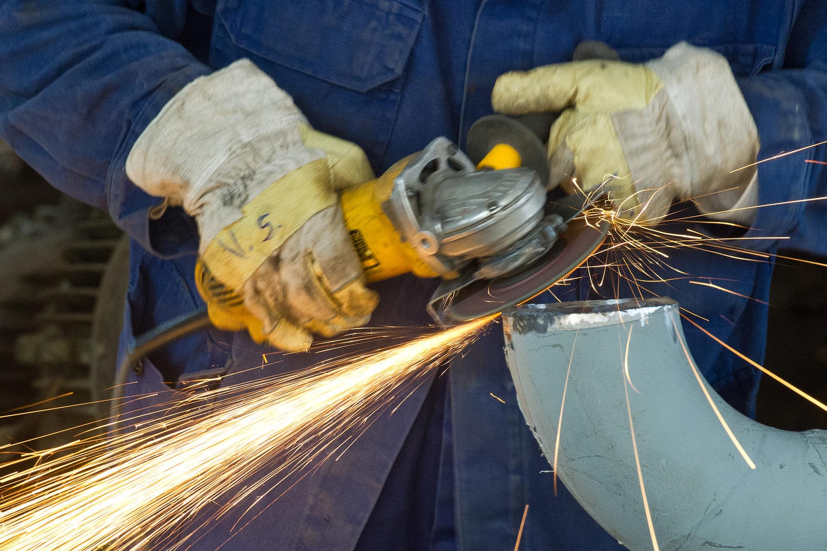 Ein Arbeiter schleift an einem Rohr: Beschäftigte in Ostdeutschland verdienen weniger als ihre Kollegen im Westen – auch bei gleicher Qualifikation und Berufserfahrung. Ein Arbeiter schleift an einem Rohr: Beschäftigte in Ostdeutschland verdienen weniger als ihre Kollegen im Westen – auch bei gleicher Qualifikation und Berufserfahrung.