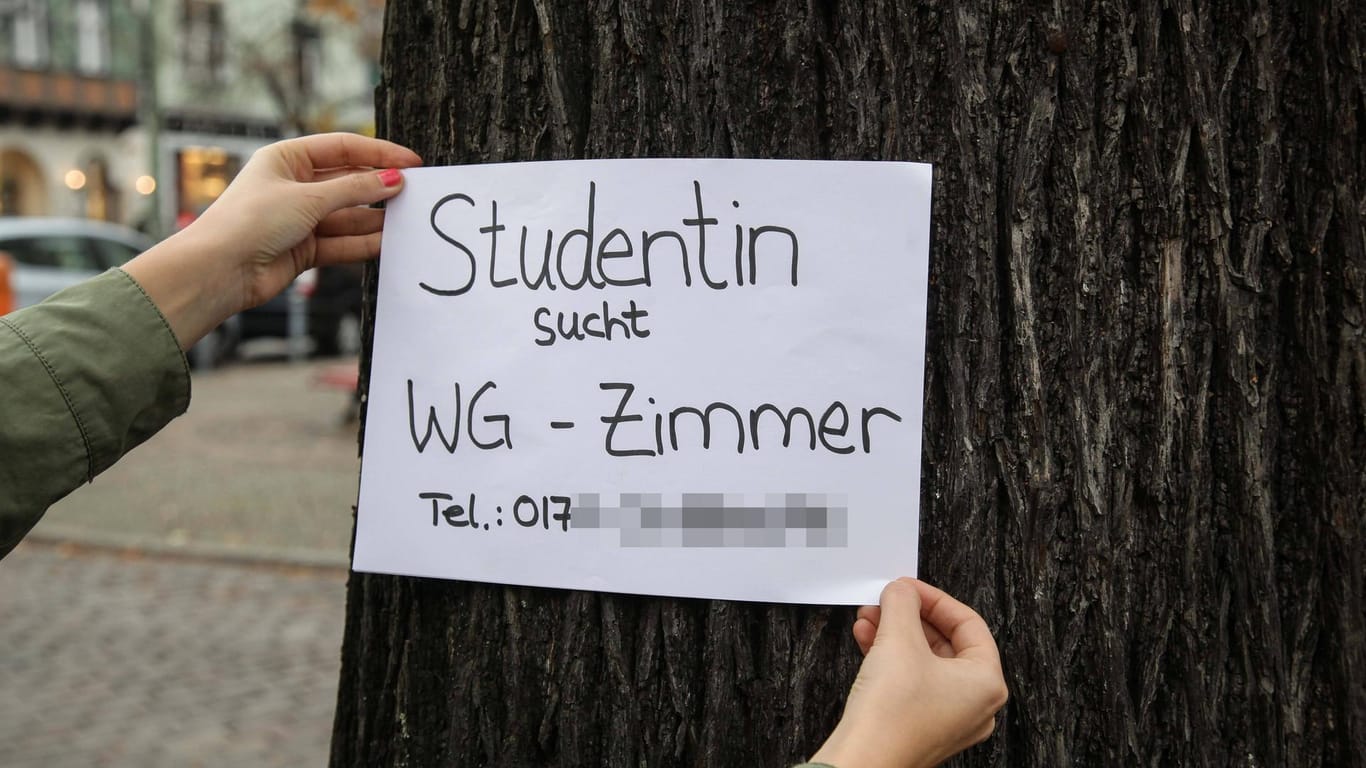 "Studentin sucht WG-Zimmer", heißt auf dem Aushang: Auch in Wuppertal zerrt die Wohnungssuche zunehmend an den Nerven der Studierenden.
