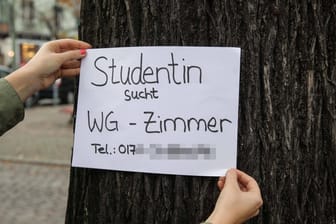 "Studentin sucht WG-Zimmer", heißt auf dem Aushang: Auch in Wuppertal zerrt die Wohnungssuche zunehmend an den Nerven der Studierenden.
