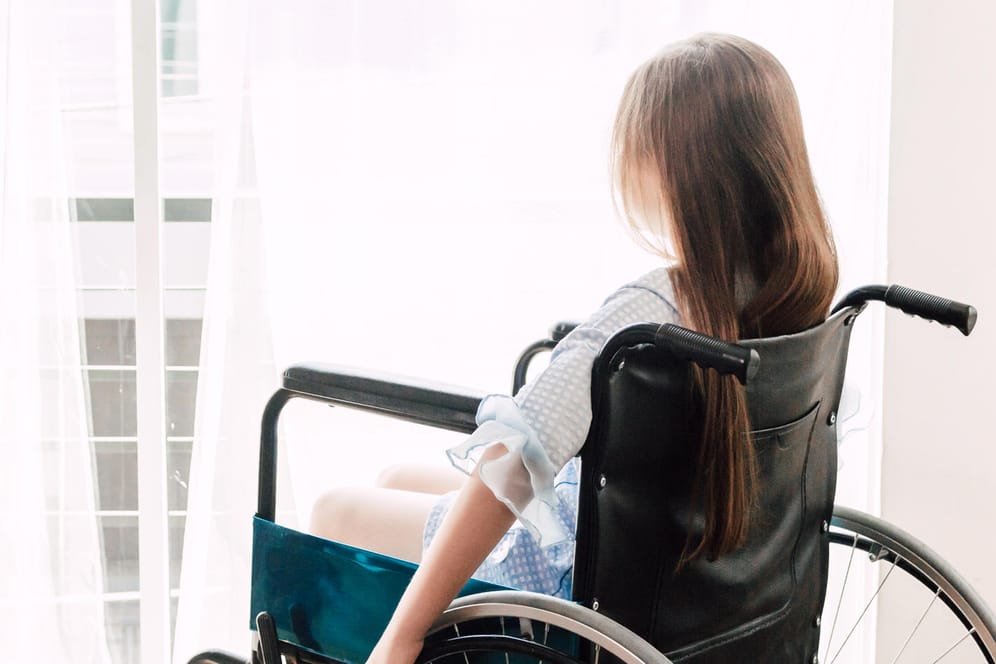 Junge Frau im Rollstuhl: Viele Patienten mit Glasknochen sind in ihrer Bewegung stark eingeschränkt.