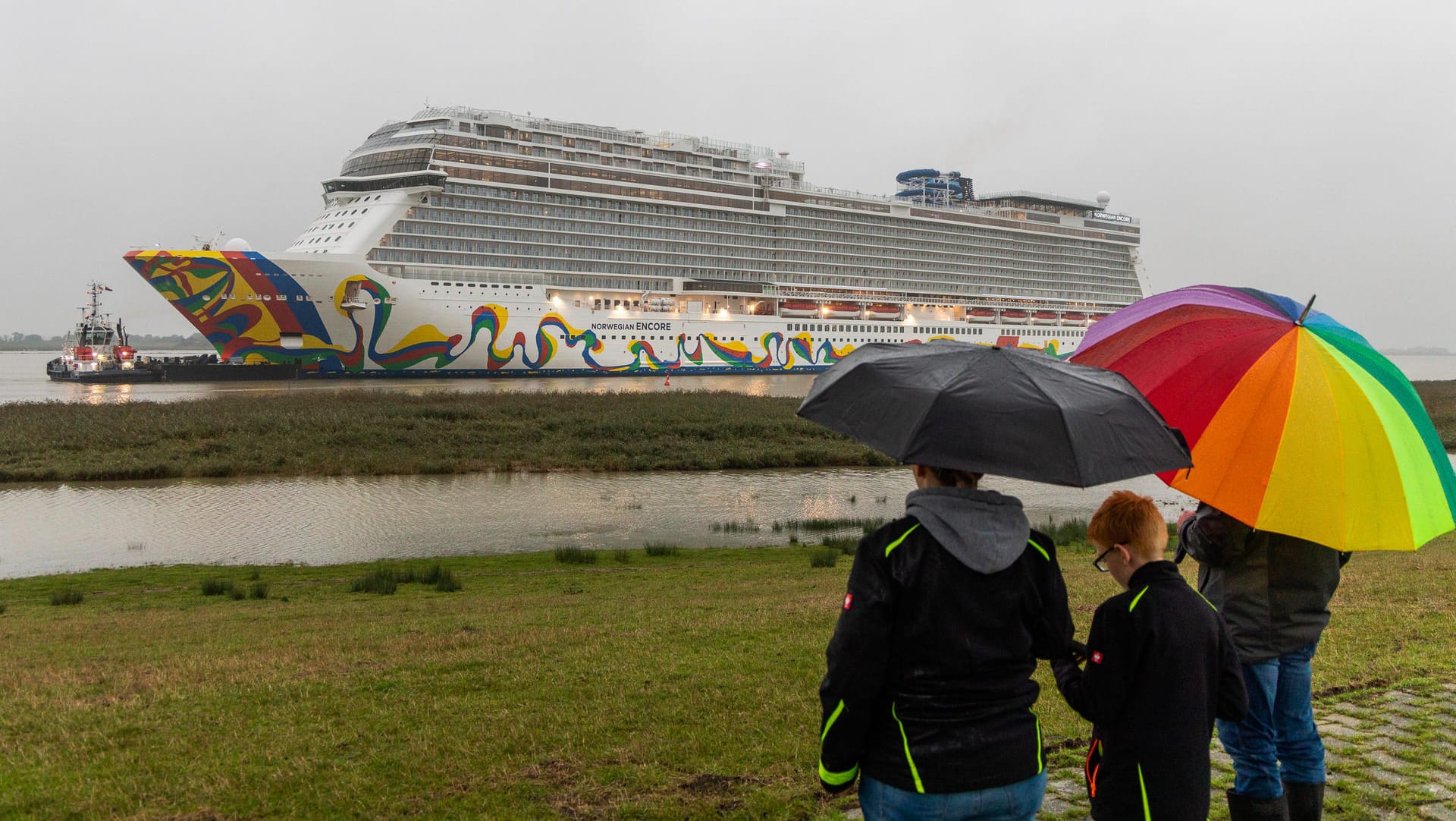 Die "Norwegian Encore": Der neue Kreuzfahrtriese der Meyer Werft in Papenburg wird in langsamer Rückwärtsfahrt überführt.