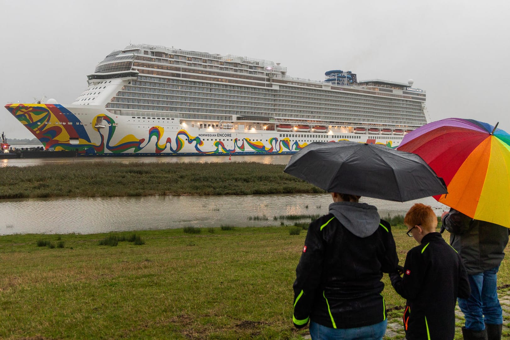 Die "Norwegian Encore": Der neue Kreuzfahrtriese der Meyer Werft in Papenburg wird in langsamer Rückwärtsfahrt überführt.