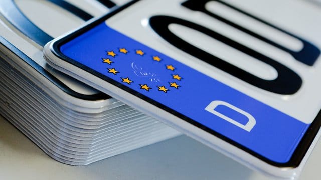 Autobesitzer können ein neues Fahrzeug künftig online anmelden - und dabei unter anderem auch ein Wunschkennzeichen angeben. Autobesitzer können ein neues Fahrzeug künftig online anmelden - und dabei unter anderem auch ein Wunschkennzeichen angeben.