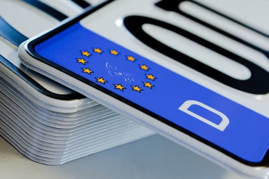 Autobesitzer können ein neues Fahrzeug künftig online anmelden - und dabei unter anderem auch ein Wunschkennzeichen angeben.