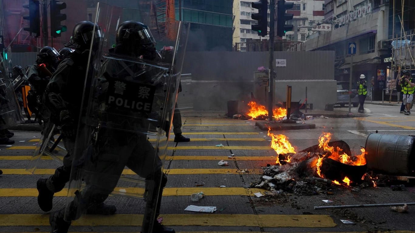 Polizisten an einer brennenden Barrikade: In Hongkong ist es bei Demonstrationen zu Gewalt gekommen.