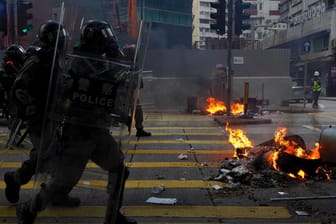 Polizisten an einer brennenden Barrikade: In Hongkong ist es bei Demonstrationen zu Gewalt gekommen.