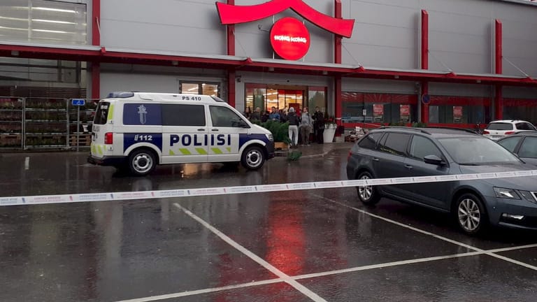Ein Polizeifahrzeug steht in Kuopio vor dem Einkaufzentrum, in dem die Berufsschule liegt: Bei einer Gewalttat sollen ein Mensch getötet und mehrere verletzt worden sein.