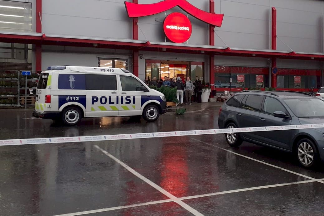 Ein Polizeifahrzeug steht in Kuopio vor dem Einkaufzentrum, in dem die Berufsschule liegt: Bei einer Gewalttat sollen ein Mensch getötet und mehrere verletzt worden sein.