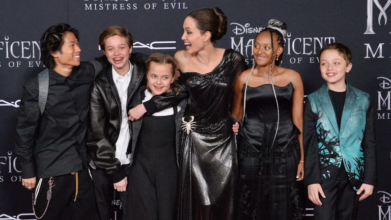 Von links nach rechts: Angelina Jolie mit ihren Kindern Pax, Shiloh, Vivienne, Zahara und Knox.
