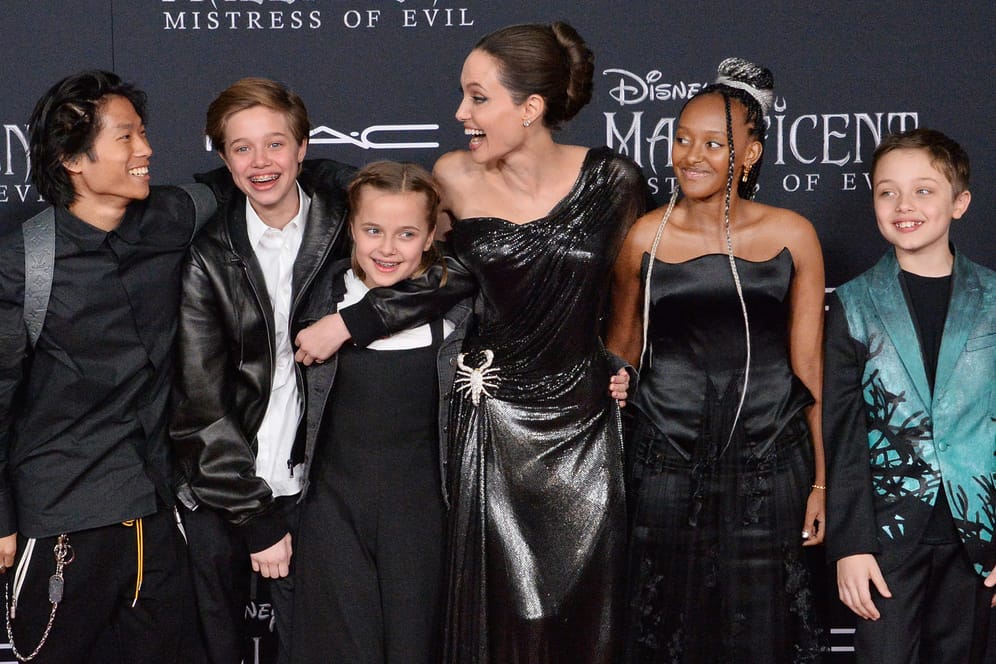 Von links nach rechts: Angelina Jolie mit ihren Kindern Pax, Shiloh, Vivienne, Zahara und Knox.