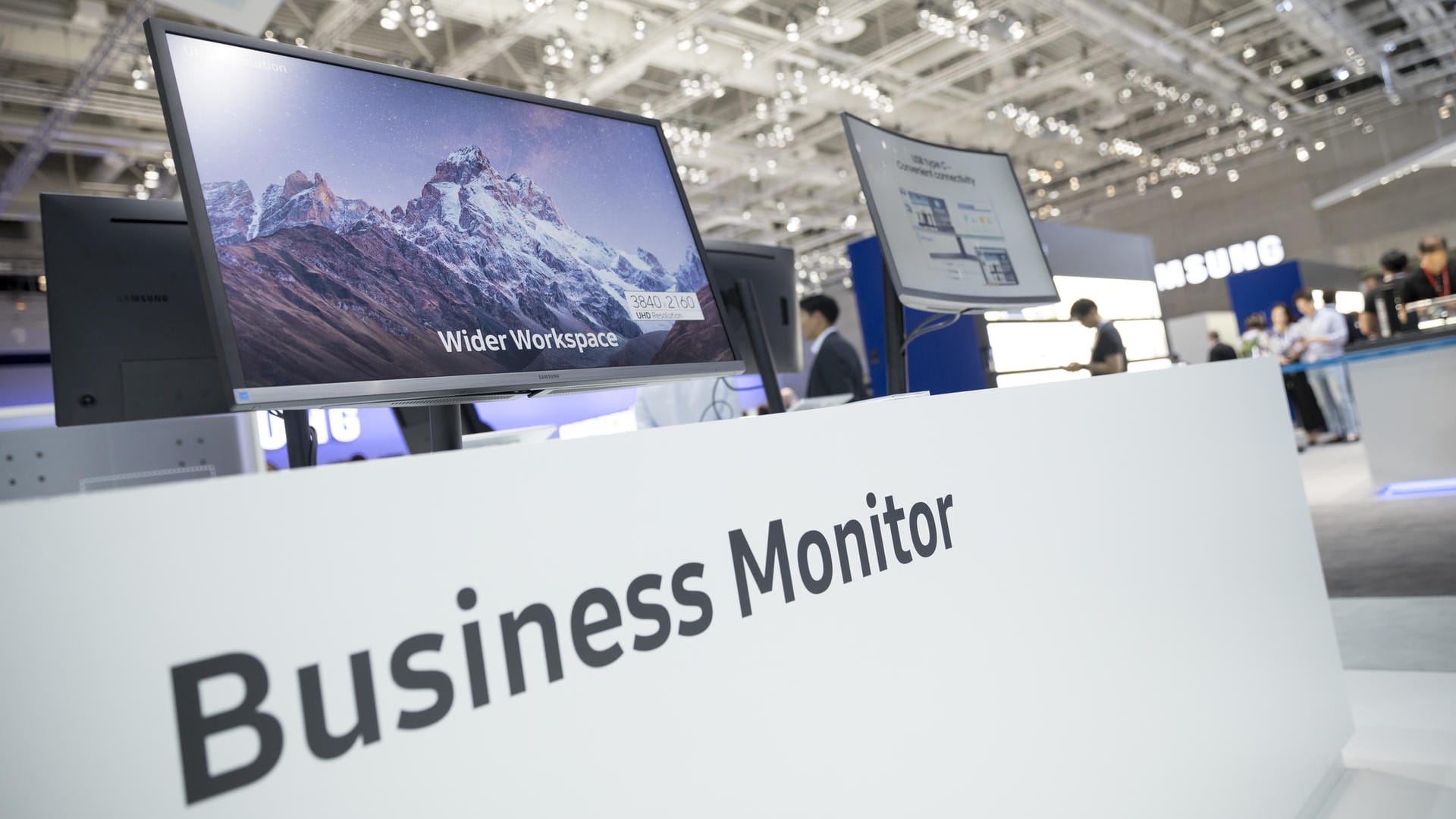 Monitore stehen auf einer Elektronikmesse: Nicht jeder Monitor ist für jeden geeignet: Wer sich einen neuen Monitor kauft, sollte vorab überlegen, wofür er ihn nutzen will.