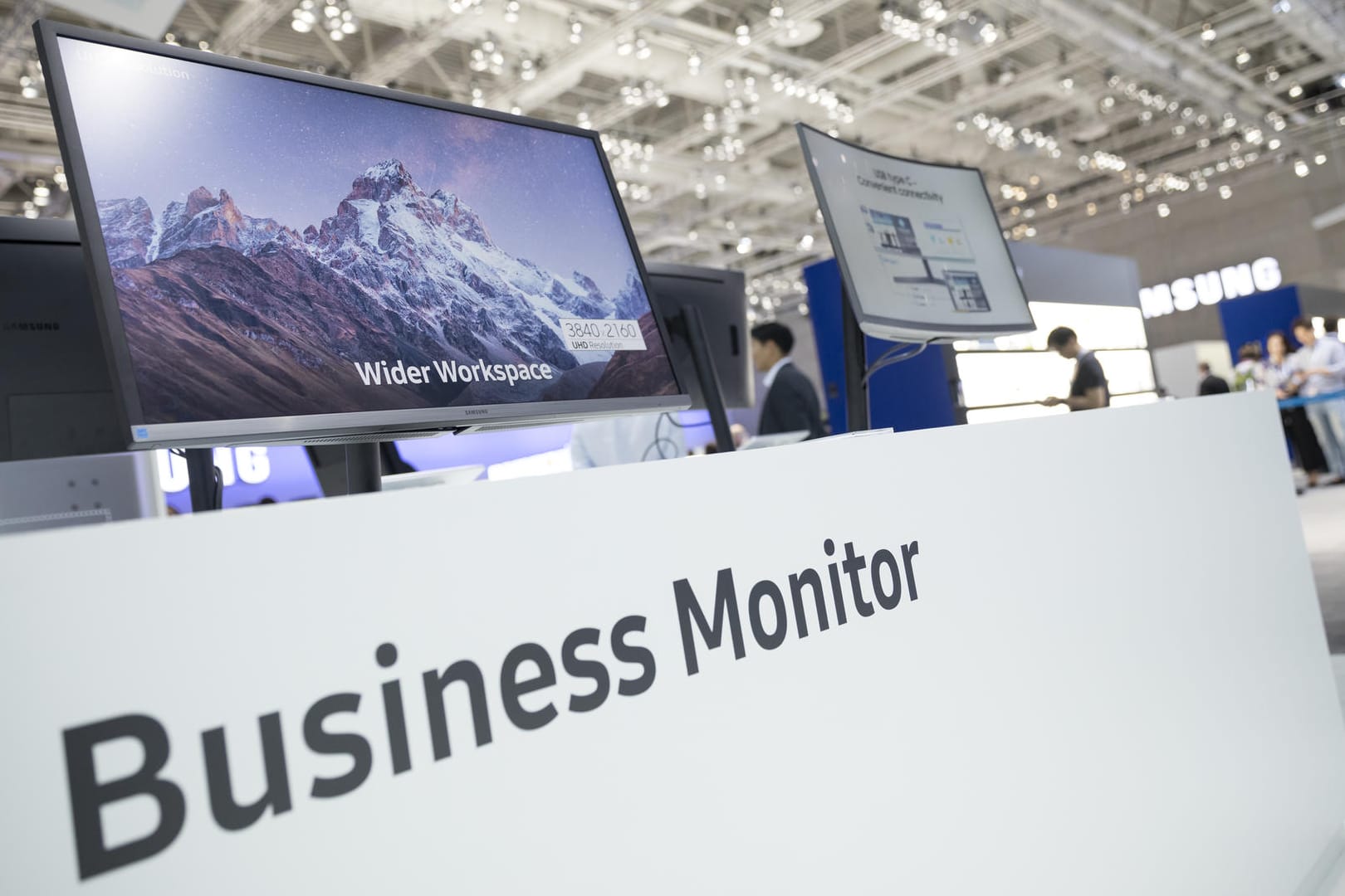 Monitore stehen auf einer Elektronikmesse: Nicht jeder Monitor ist für jeden geeignet: Wer sich einen neuen Monitor kauft, sollte vorab überlegen, wofür er ihn nutzen will.