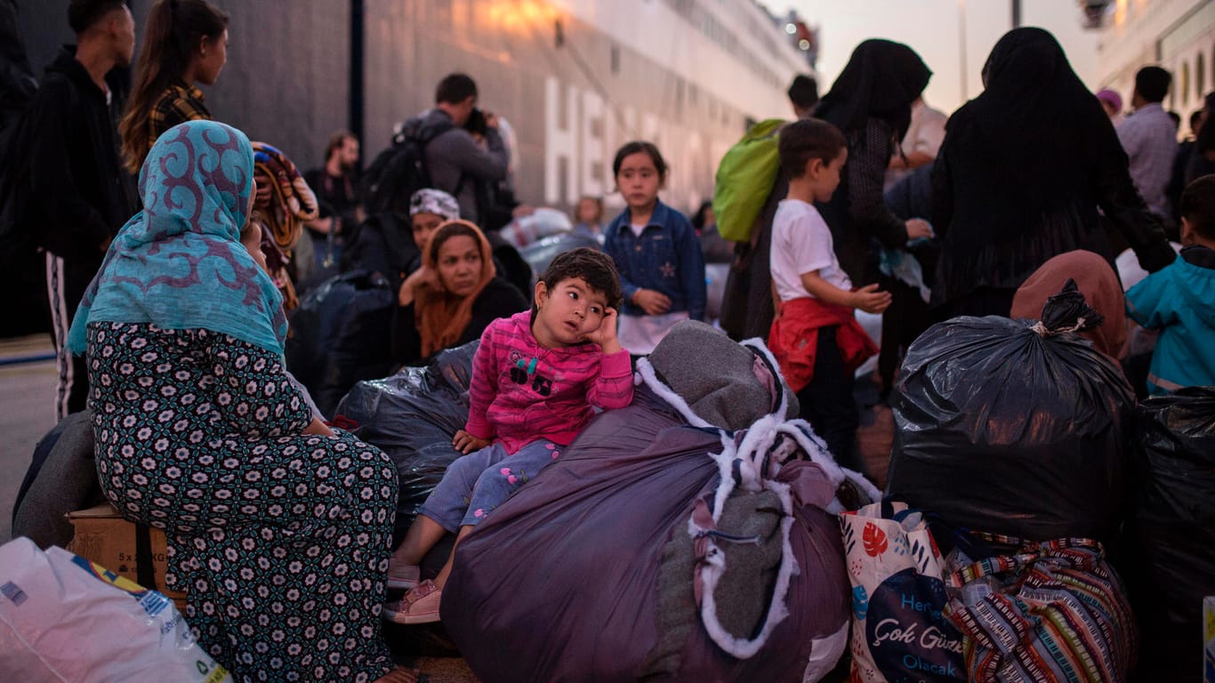 Piräus: Flüchtlinge und Migranten verlassen im Hafen eine Fähre. Die griechischen Behörden brachten rund 300 Flüchtlinge und Migranten aus dem überfüllten Moria.