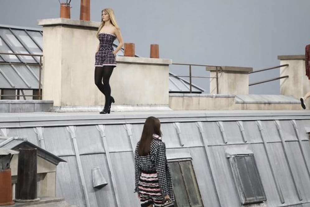 Bei Chanel ging es auf die Dächer von Paris.