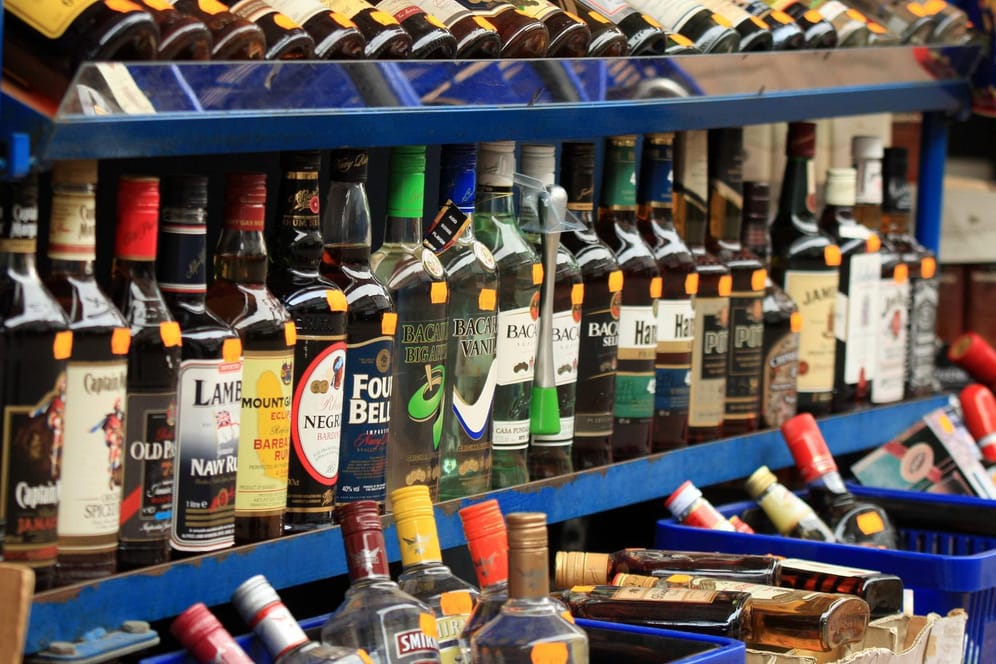Diverse Spirituosen im Regal: Laut einer WHO-Studie macht Russland Fortschritte im Kampf gegen Alkohol.