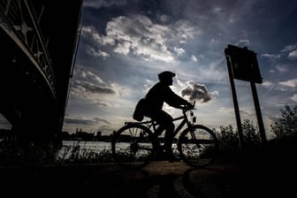 Ein Radfahrer am Rheinufer in Mainz-Kastel: Die Stadt will nun ein Rad-Programm auf den Weg bringen.