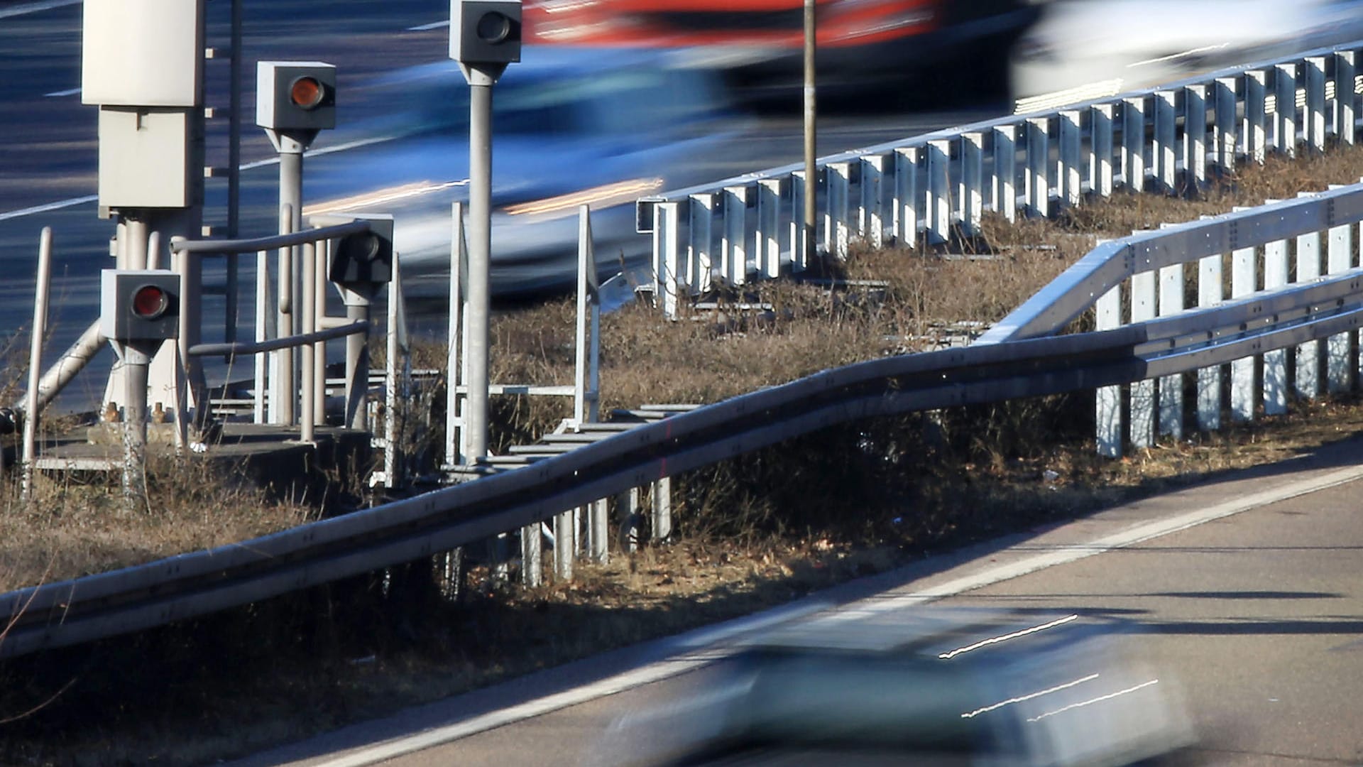 Autobahn-Blitzer: Messungen von Blitzgeräten sind einem Urteil des Oberlandesgerichts Oldenburg zufolge auch ohne die Speicherung der Messdaten vor Gericht verwertbar.