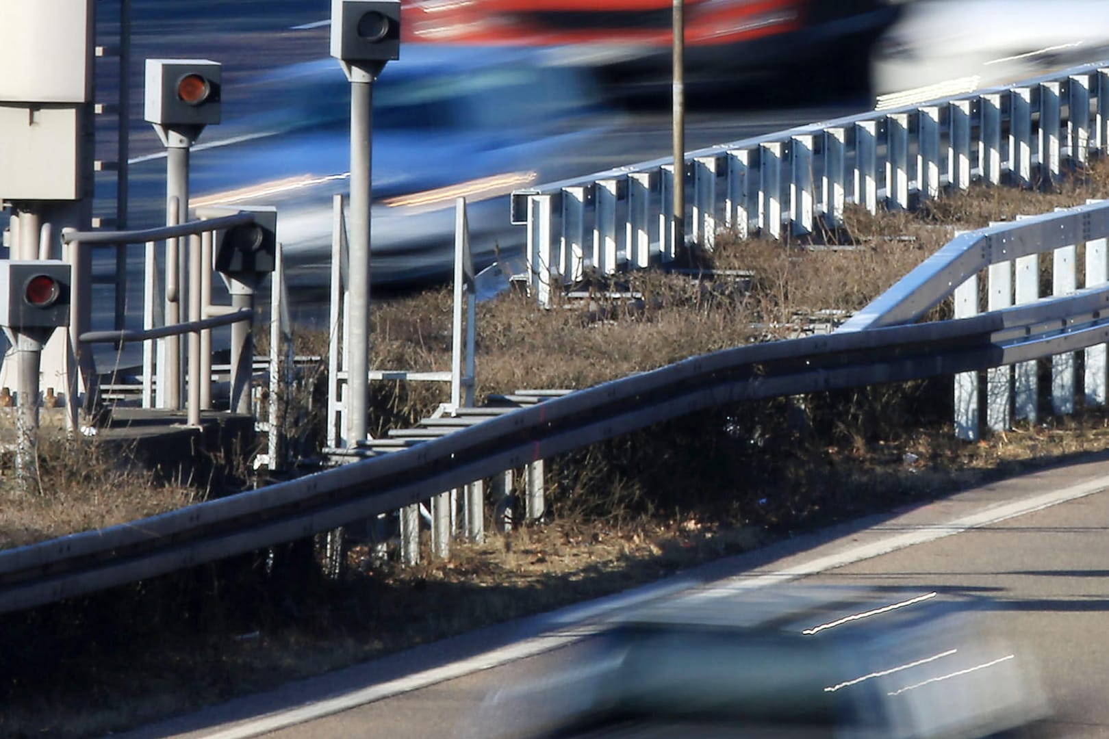 Autobahn-Blitzer: Messungen von Blitzgeräten sind einem Urteil des Oberlandesgerichts Oldenburg zufolge auch ohne die Speicherung der Messdaten vor Gericht verwertbar.