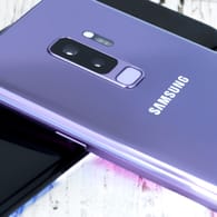 Zwei Samsung-Smartphones: Viele nützliche Funktionen sind in den Einstellungen versteckt.
