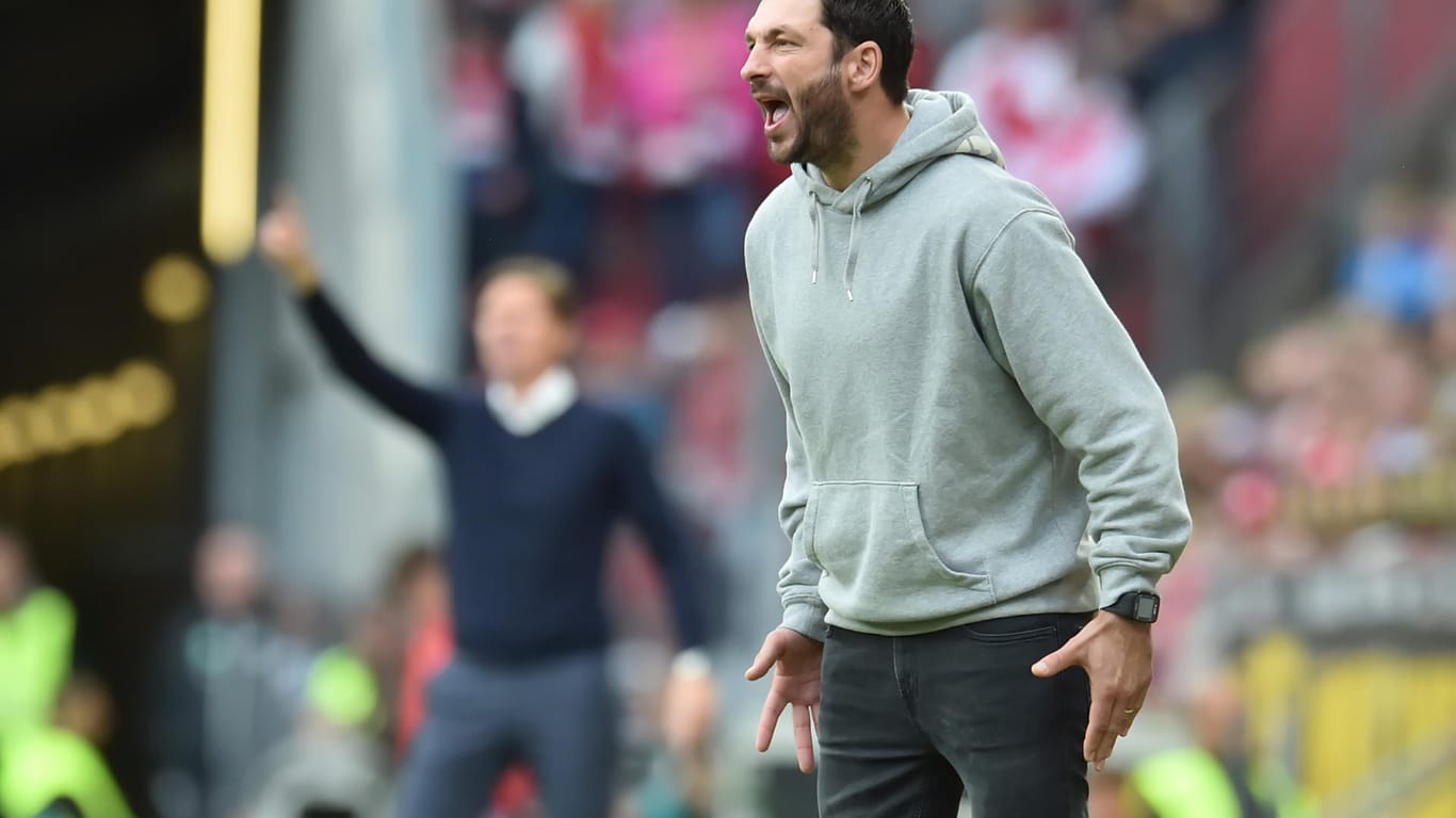 Sandro Schwarz ruft beim Spiel Mainz gegen Wolfsburg: Das nächste Spiel seiner Mannschaft muss er am Bildschirm verfolgen.