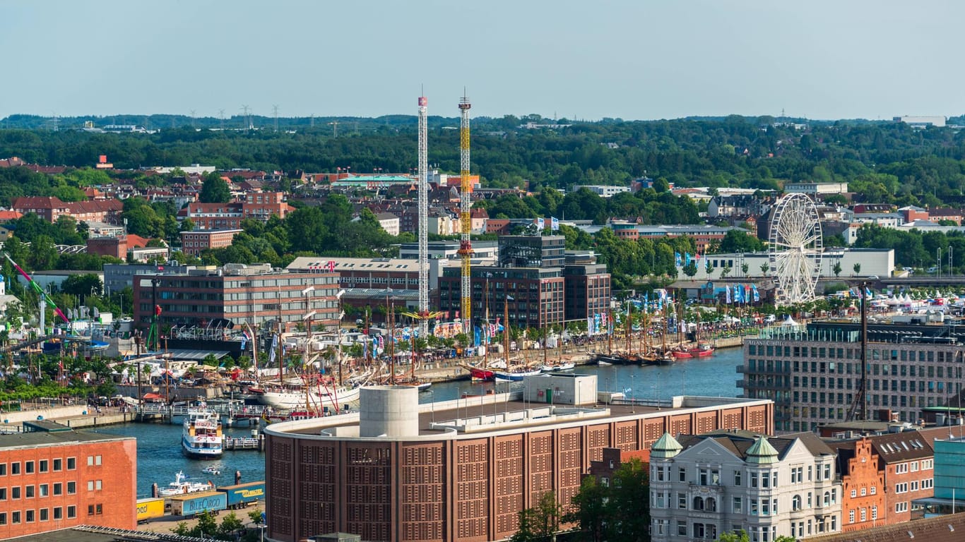 Das Parkhaus über dem ZOB von oben: Das Foto entstand zur Zeit der Kieler Woche 2019.