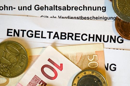 Die Sozialabgabenquote liegt derzeit für die Renten-, Arbeitslosen-, Kranken- und Pflegeversicherung zusammengenommen bei knapp unter 40 Prozent.