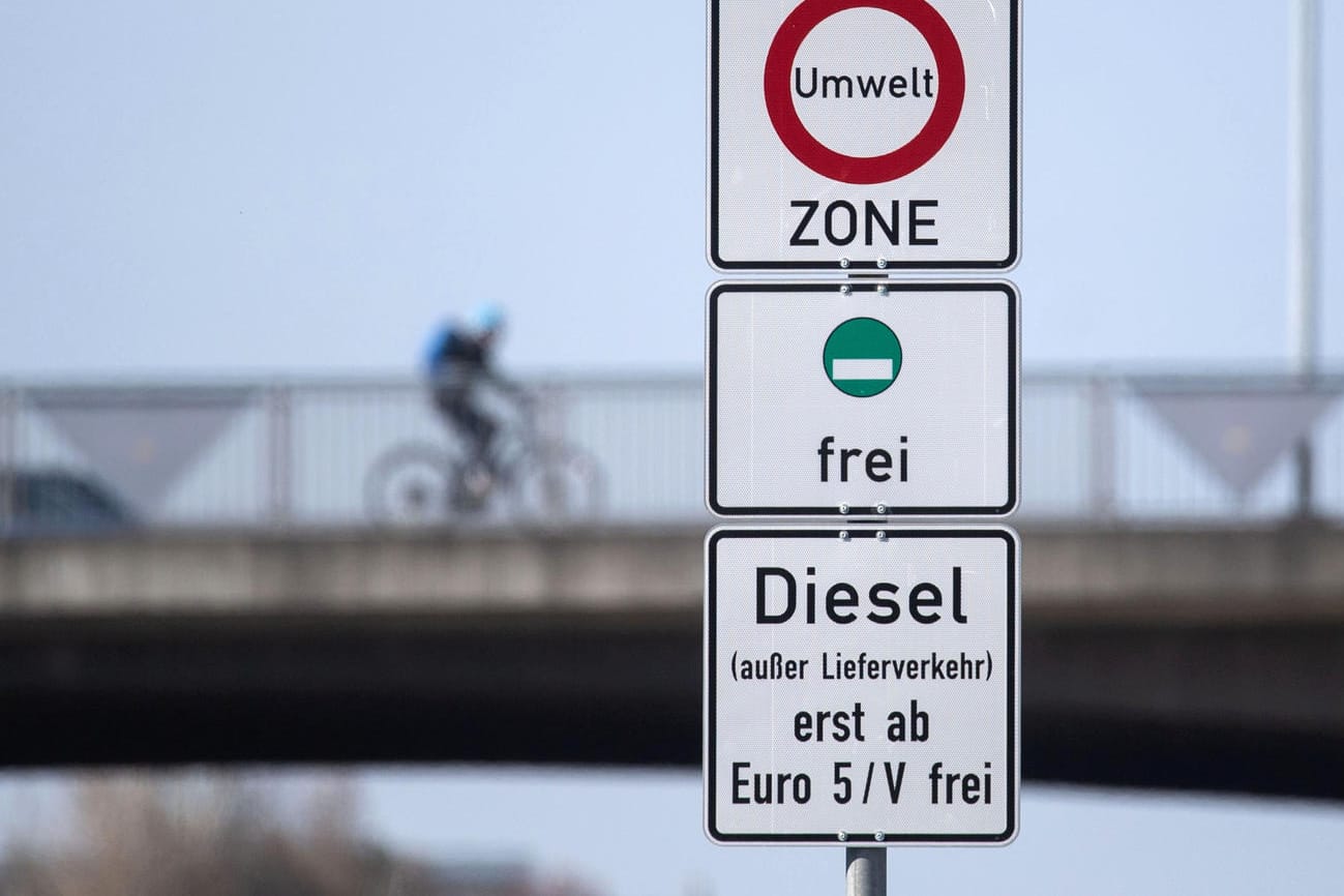 Ein Schild weist auf das Diesel-Fahrverbot für Dieselfahrzeuge hin: In Berlin tritt das Verbot später als geplant in Kraft.