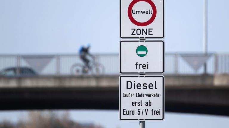 Ein Schild weist auf das Diesel-Fahrverbot für Dieselfahrzeuge hin: In Berlin tritt das Verbot später als geplant in Kraft.