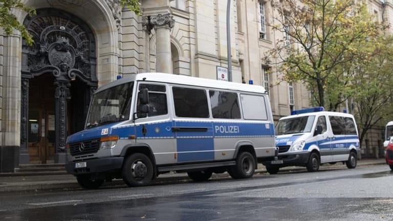 Polizeiwagen vor dem Kriminalgericht in Berlin-Moabit.