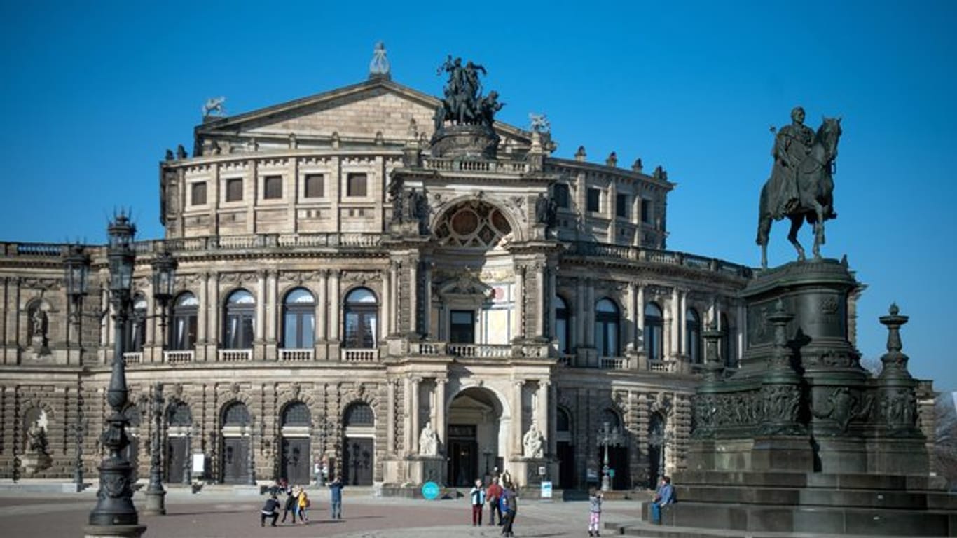 Blick auf die Dresdner Semperoper auf dem Theaterplatz.
