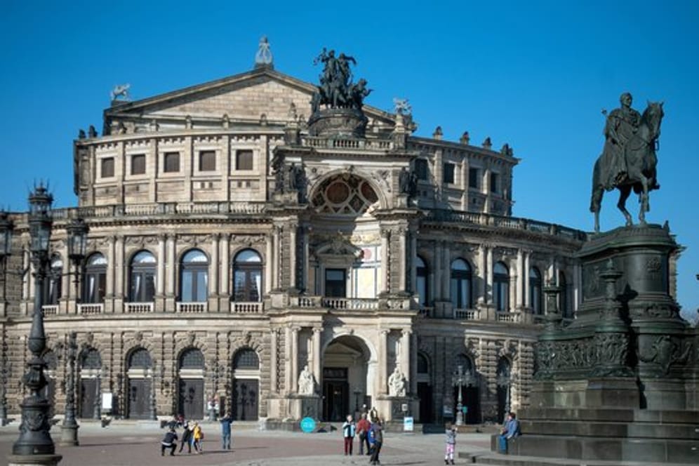 Blick auf die Dresdner Semperoper auf dem Theaterplatz.