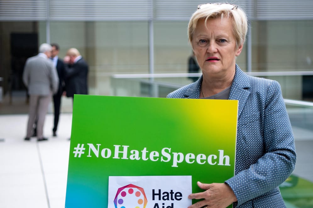 Die Bundestagsabgeordnete der Grünen Renate Künast hält bei einer Protestaktion ein Schild gegen Hassrede hoch: Ein Gericht hatte krasse Beleidigungen gegen sie als sachliche Auseinandersetzung gewertet.