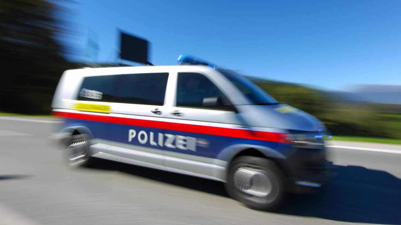Ein Einsatzwagen der österreichischen Polizei: Eine Großfahndung mit Polizeihubschrauber und Hundestaffel wurde eingeleitet.