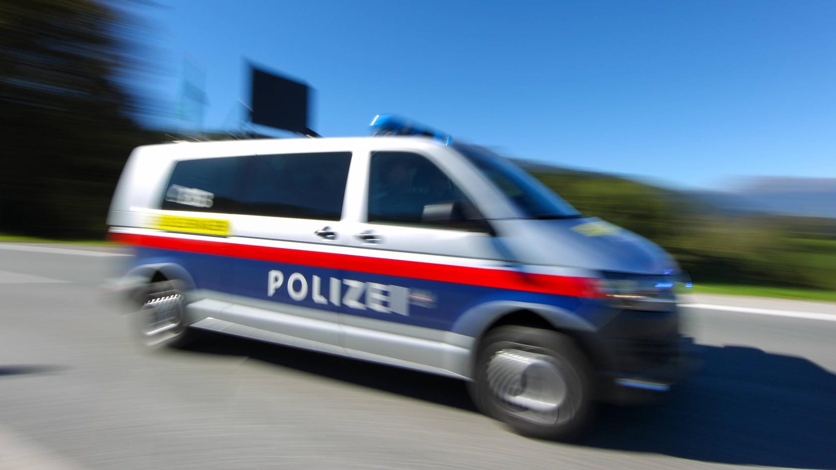 Ein Einsatzwagen der österreichischen Polizei: Eine Großfahndung mit Polizeihubschrauber und Hundestaffel wurde eingeleitet. Ein Einsatzwagen der österreichischen Polizei: Eine Großfahndung mit Polizeihubschrauber und Hundestaffel wurde eingeleitet.