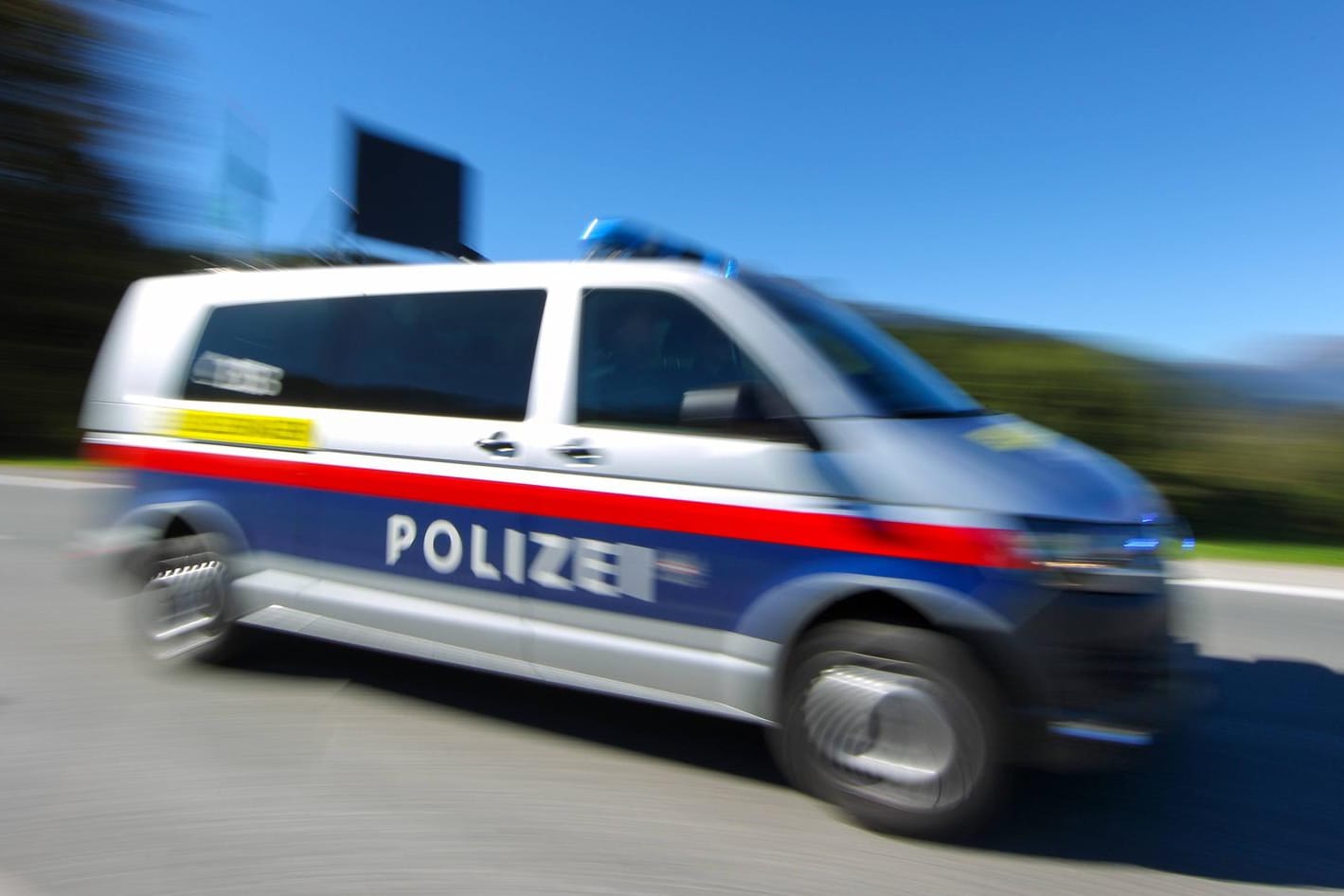 Ein Einsatzwagen der österreichischen Polizei: Eine Großfahndung mit Polizeihubschrauber und Hundestaffel wurde eingeleitet.