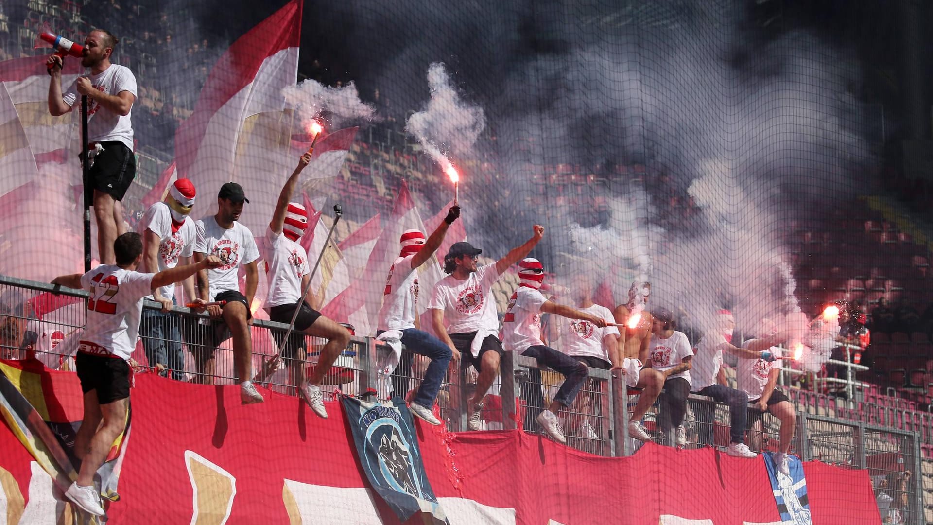 Mainzer Chaoten zünden Bengalos: Beim DFB-Pokalspiel gegen Kaiserslautern wurde jede Menge Pyrotechnik im Gästeblock gezündet.