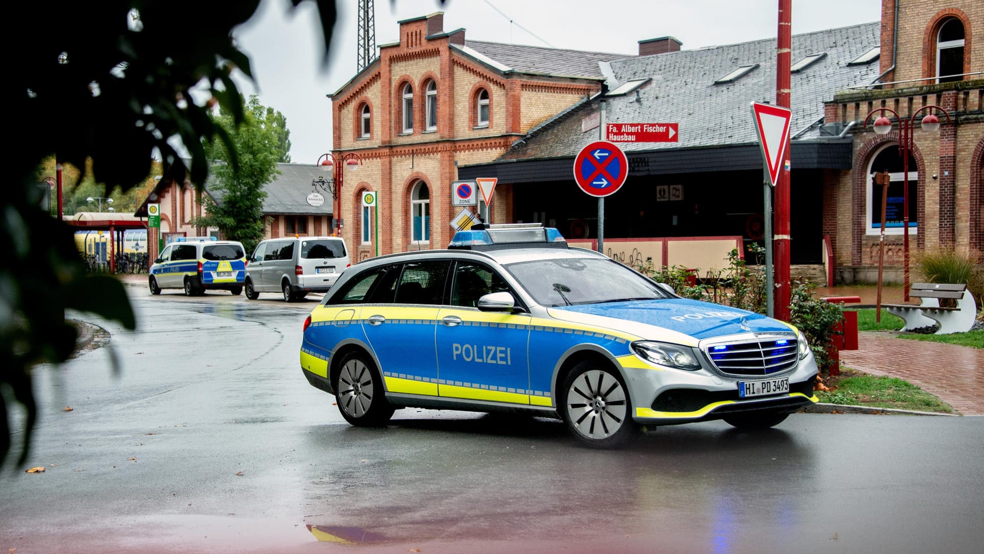 Polizeiauto vor dem Bahnhof Elze: Nach der Gewalttat in Göttingen war der mutmaßliche Täter eineinhalb Tage auf der Flucht durch Niedersachsen. (Archivfoto) Polizeiauto vor dem Bahnhof Elze: Nach der Gewalttat in Göttingen war der mutmaßliche Täter eineinhalb Tage auf der Flucht durch Niedersachsen. (Archivfoto)